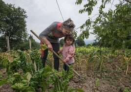 Una baserritarra, junto a su nieta en Boroa.