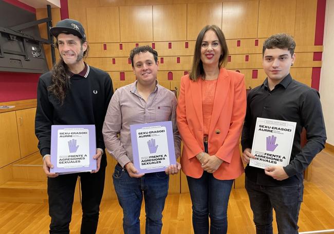 La concejala Ana Rosa López de Uralde con hosteleros de la Jimmy Jazz, Carajo y Comarca.