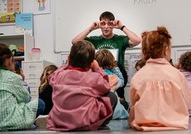 Ander Gascón, de 24 años, atiende a sus estudiantes del primer curso de Infantil en el colegio Sagrado Corazón Carmelitas de Vitoria.