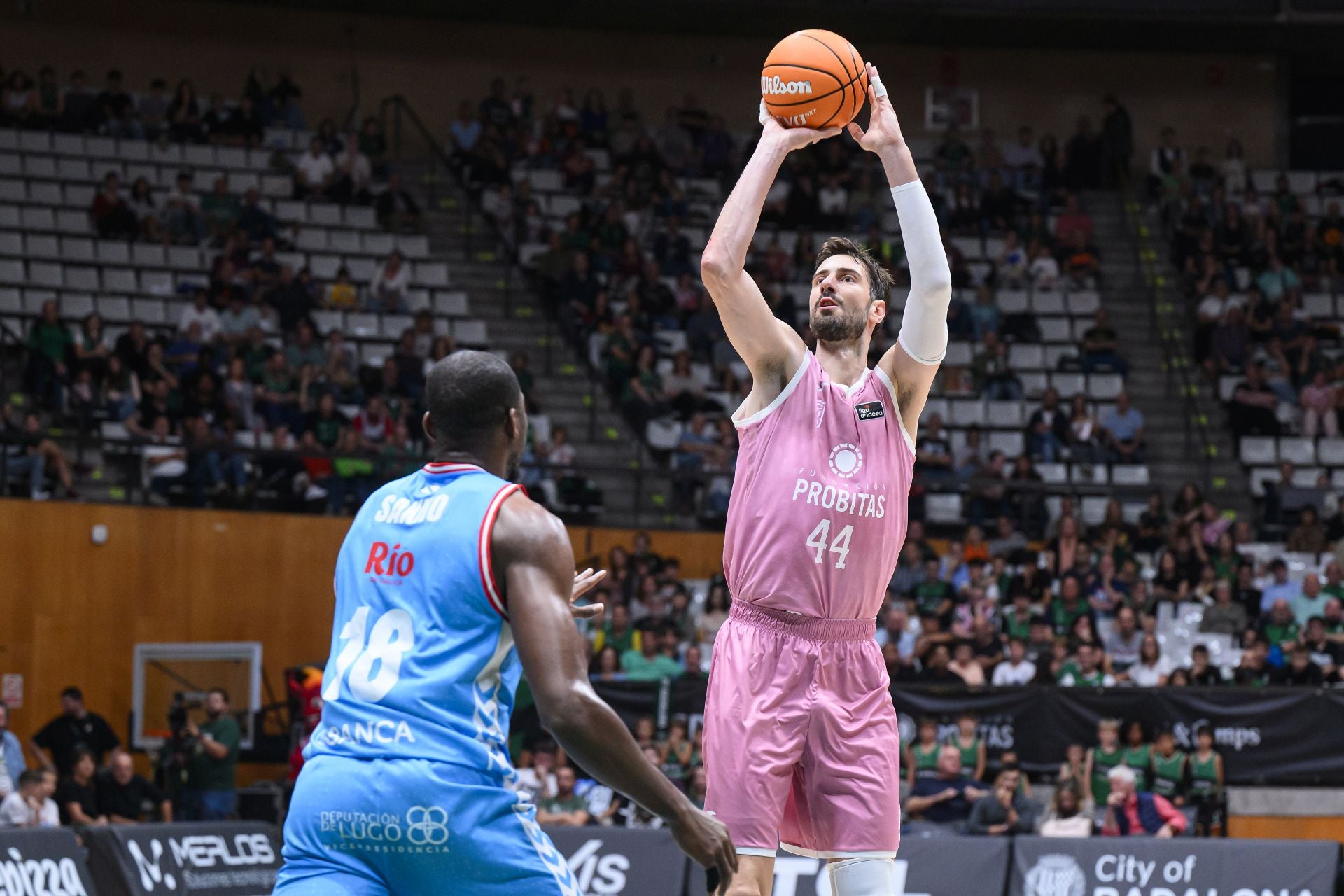 Ante Tomic ejecuta un lanzamiento durante el choque de la pasada jornada ACB entre el Joventut y el Breogán.