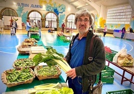 Román Bengoa se levanta alrededor de las siete de la mañana para tener todo preparado hacia las ocho y trae principalmente productos de temporada.