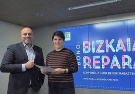 Arantza Atutxa y Alex Peláez en la presentación del Bono Repara.