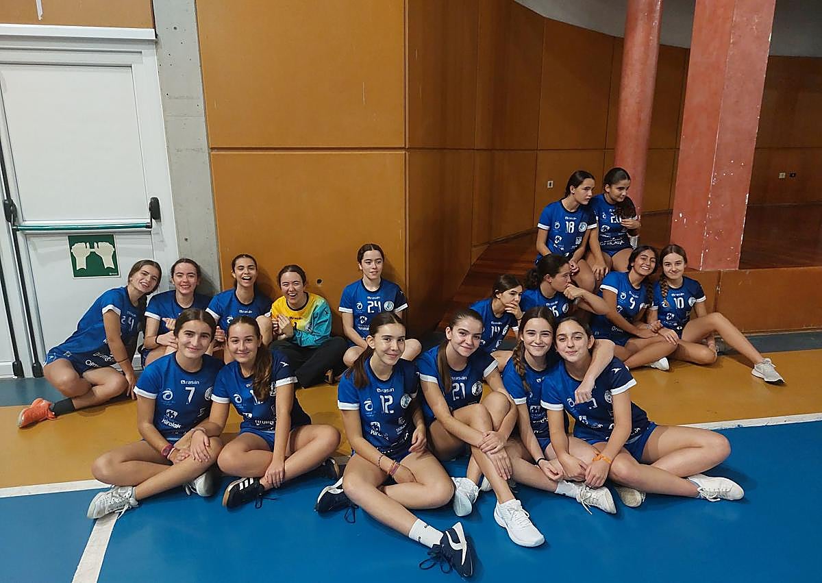 Imagen secundaria 1 - Ibaizabal, más de 20 años transmitiendo la pasión por el balonmano