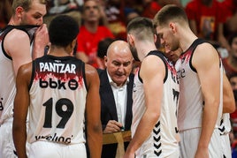 Ponsarnau da instrucciones a sus jugadores durante un tiempo muerto.