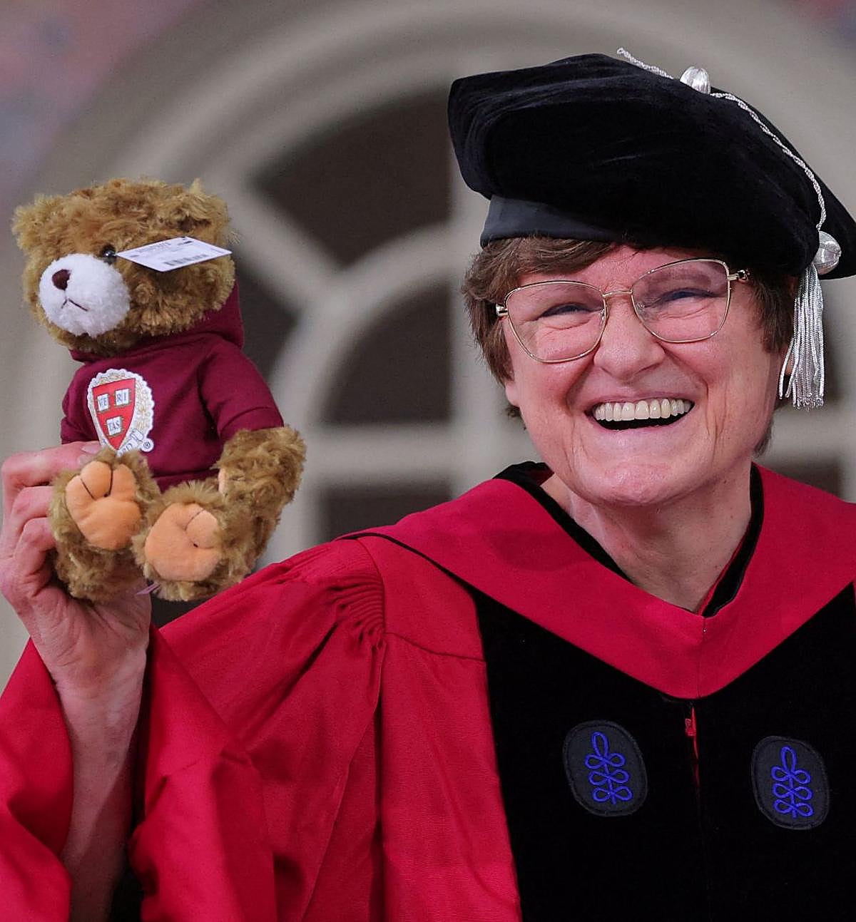 Katalin Karikó, con un osito de peluche tras recibir un doctorado honorífico en la Universidad de Harvard.