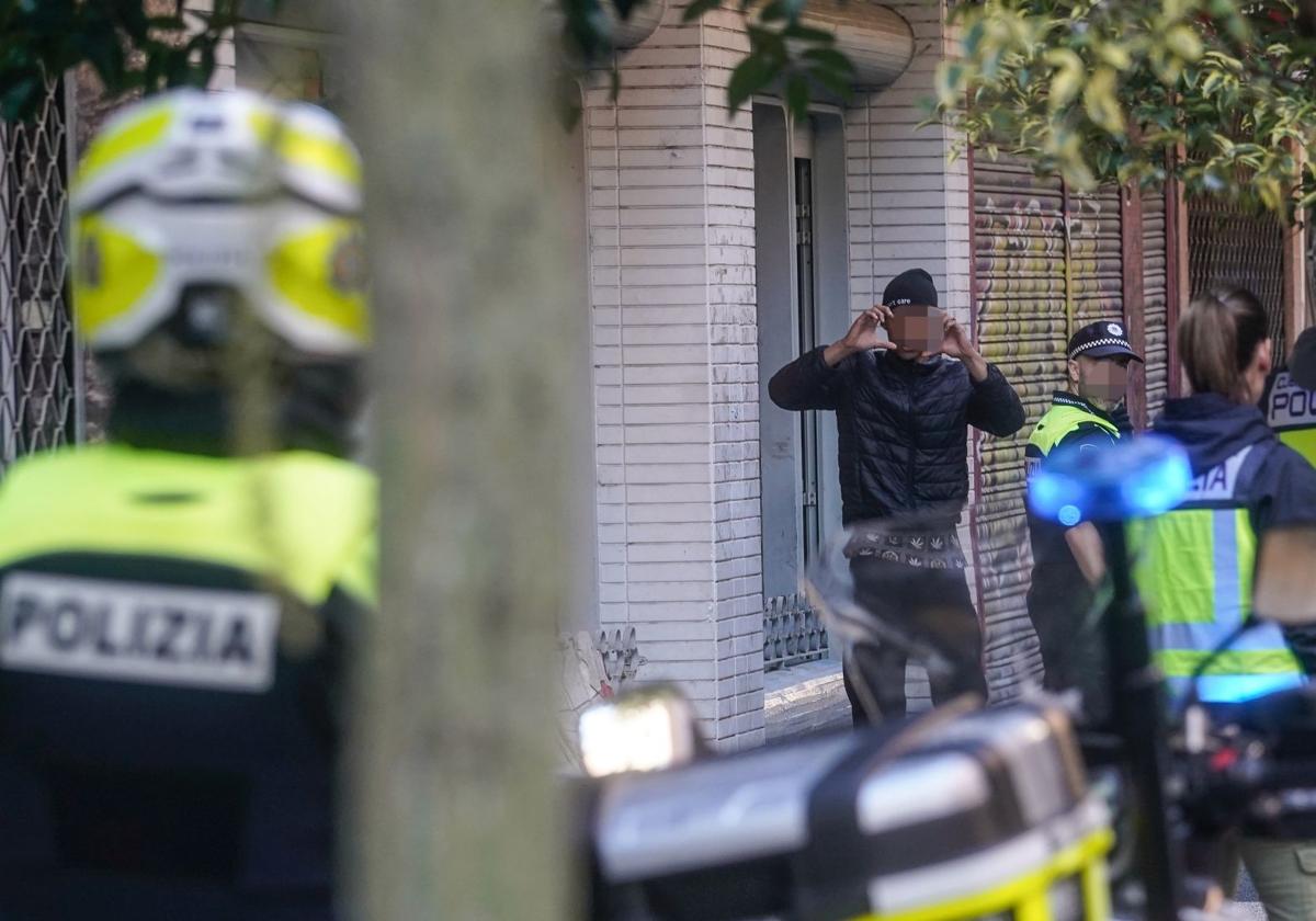 Operación policial de este jueves en una de las lonjas okupadas de Coronación.