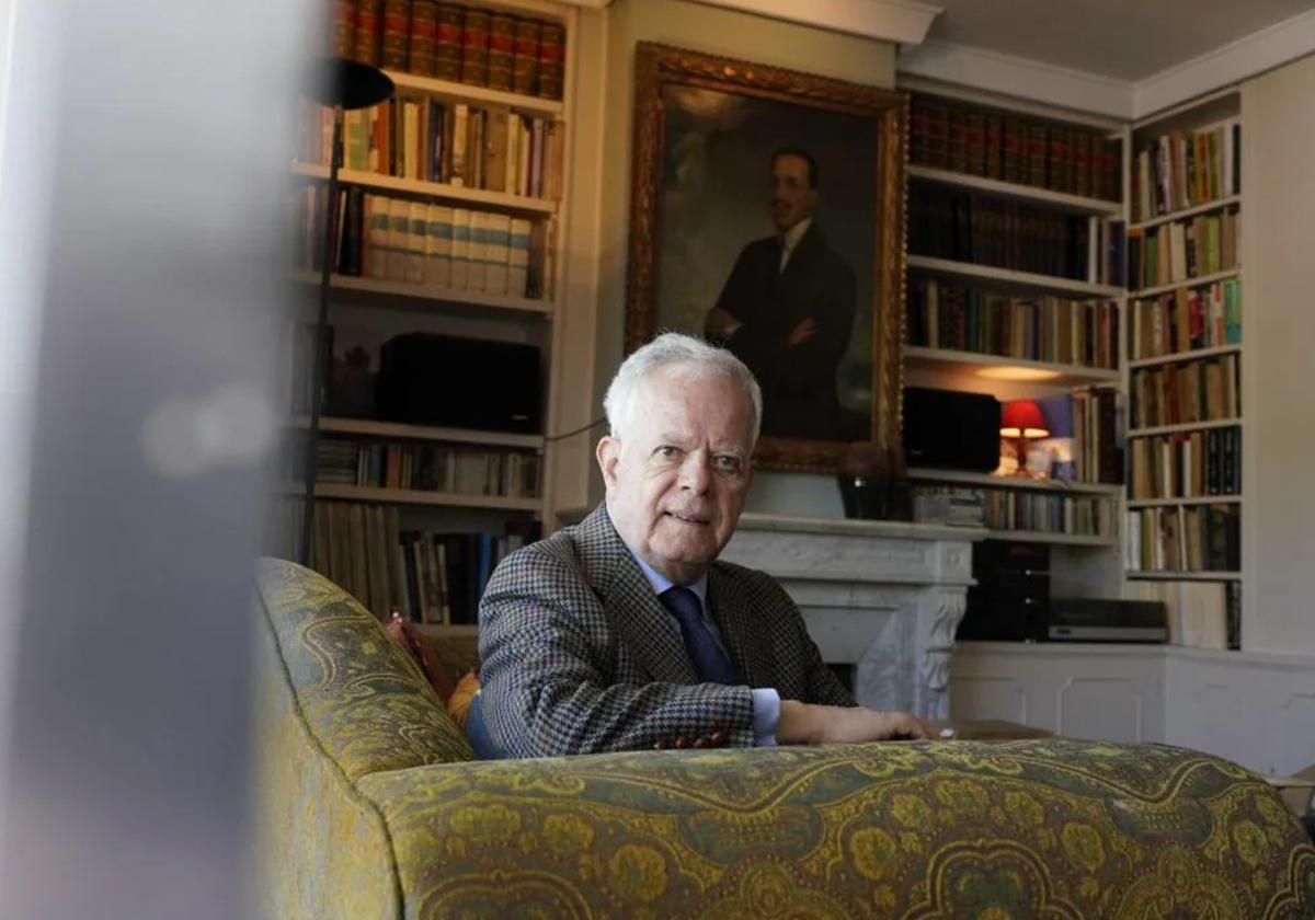 El historiador Guillermo Gortázar, en la biblioteca de su domicilio donostiarra.