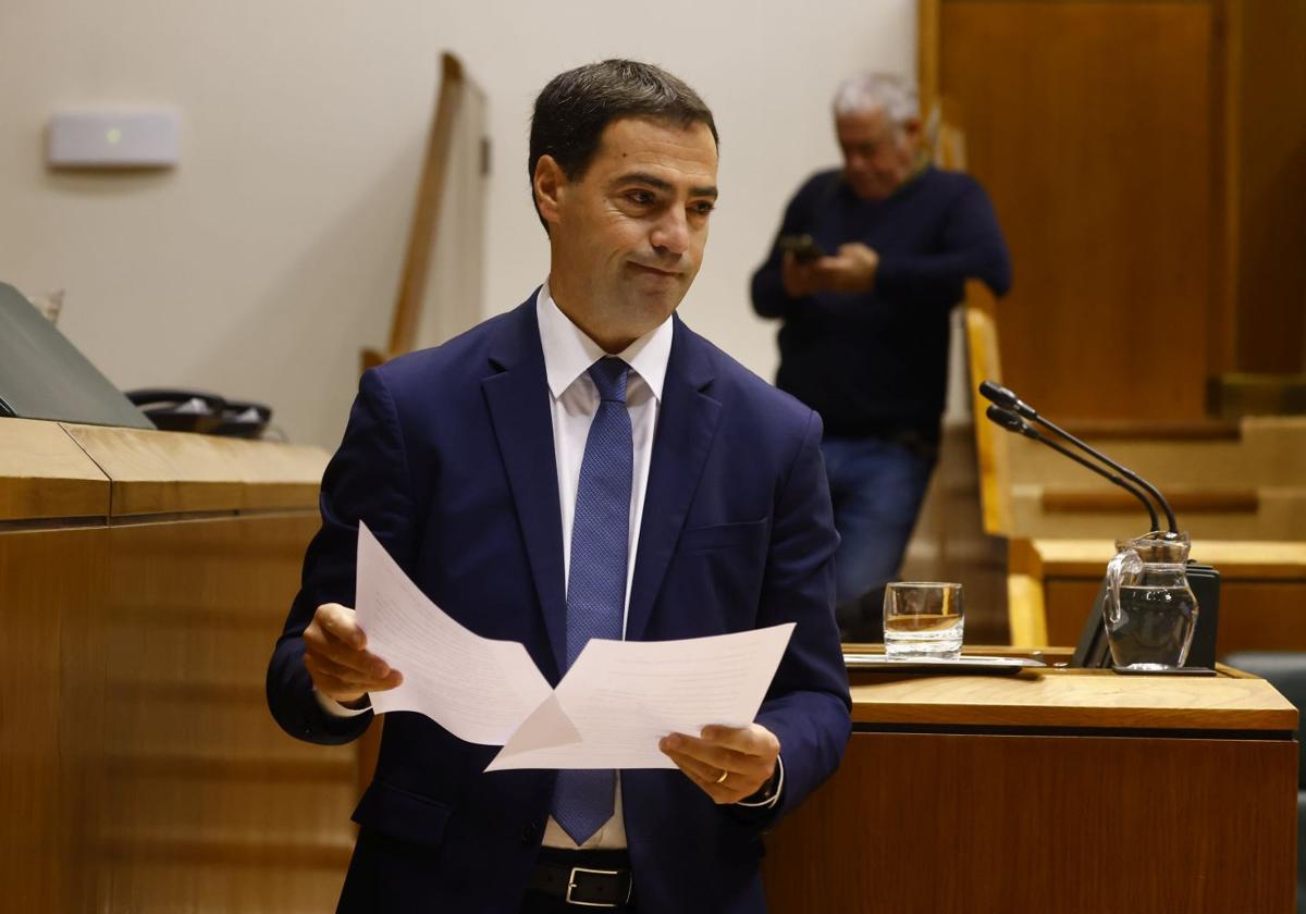 El lehendakari, Imanol Pradales, este viernes en el pleno de control en el Parlamento vasco.