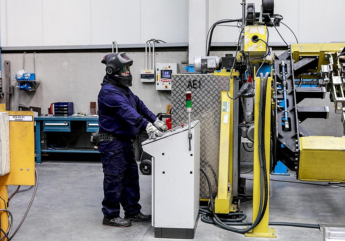 Un trabajador en su puesto.