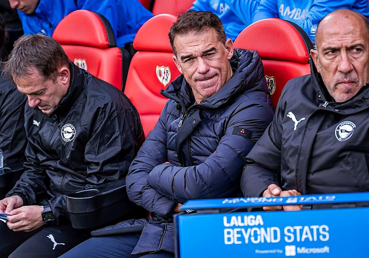 Luis García Plaza junto a su cuerpo técnico en el encuentro frente al Rayo Vallecano.