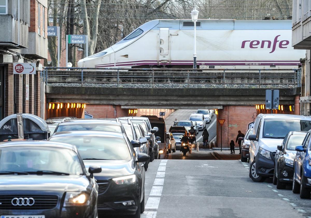 Un tren Alvia por el centro de Vitoria fotografiado en el año 2020, antes de la sustitución del modelo tren por uno inferior a primera hora del día.