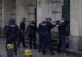 Imagen de un cacheo en Abando ajeno a esta información.