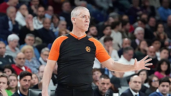El árbitro de la Euroliga sancionado toda la temporada por robar una colonia de 221 euros