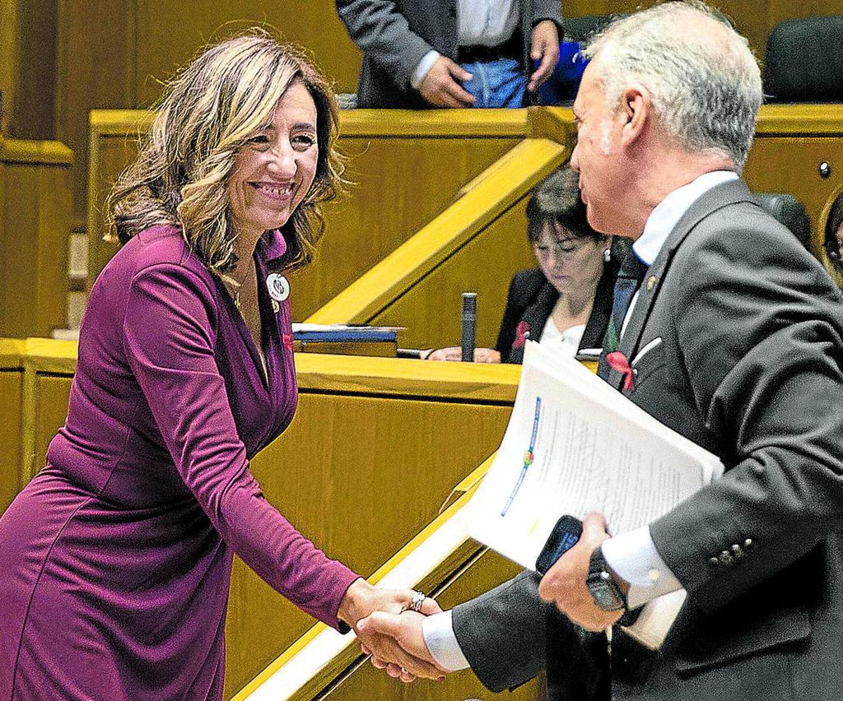 La exconsejera Olatz Garamendi saluda a Iñigo Urkullu durante un pleno del Parlamento vasco.