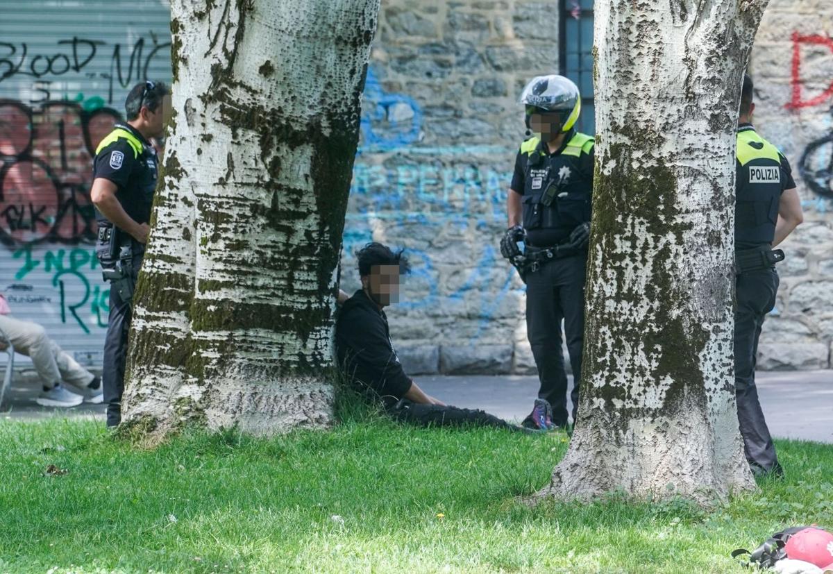 Agentes locales con un ladrón en el parque del Norte, en Vitoria.