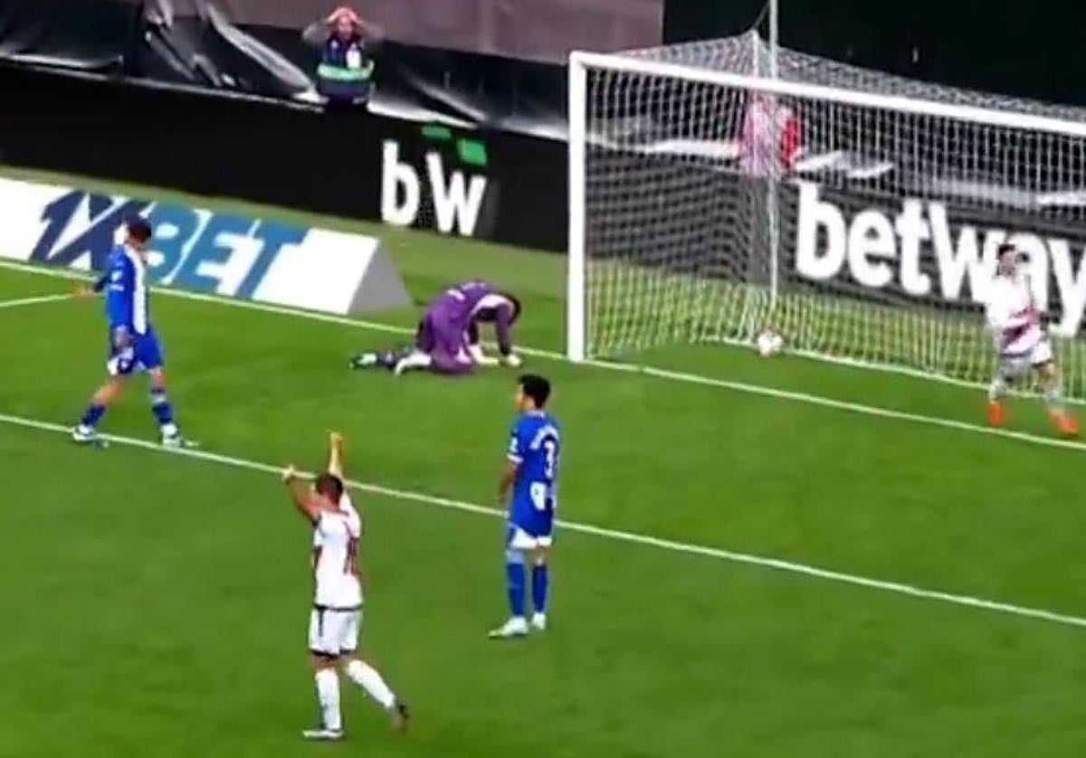 El autogol de Sivera: la mala suerte se ensaña con el Alavés