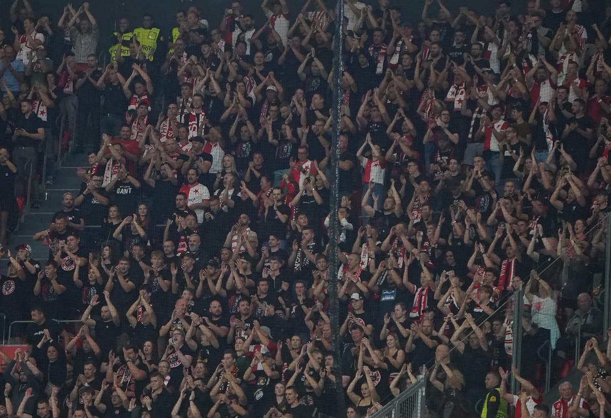 Imagen de la hinchada del Slavia en San Mamés.