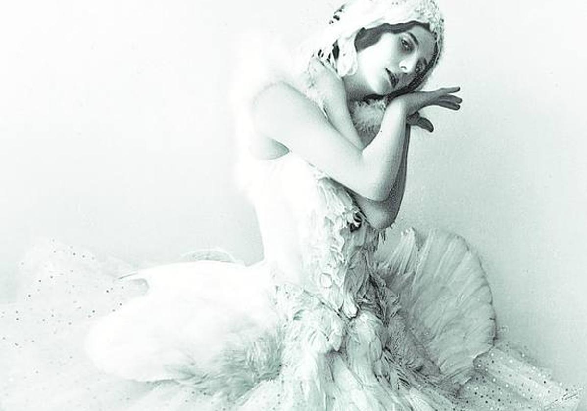 Anna Pavlova, caracterizada como protagonista de 'La muerte del cisne', con música de Saint-Saëns.