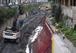 La última tarea del encauzamiento será derribar el muro de hormigón de la calle José Matía, a la izquierda de la imagen.