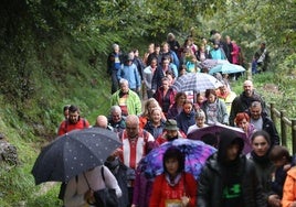 Un grupo de participantes en plena subida hacia Artxanda, en la primera parte del recorrido.