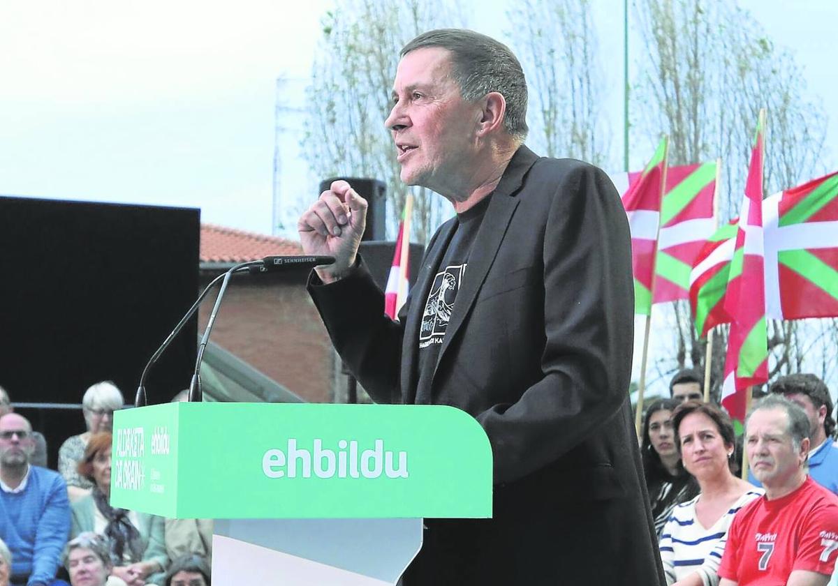 El coordinador general de EH Bildu, Arnaldo Otegi, interviene en un mitin en Algorta durante la campaña electoral vasca, el pasado abril.