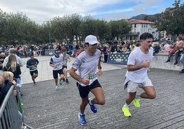 Varios participantes de la media maratón llegan a Hondarribia para finalizar la prueba.