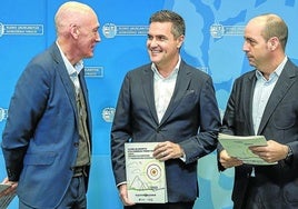 El nuevo consejero de Industria, Mikel Jauregi (en el centro), durante un acto del Gobierno vasco.