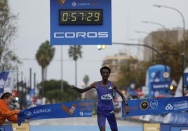 Kejelcha bate el récord del mundo de media maratón por un segundo de oro que vale un suculento premio