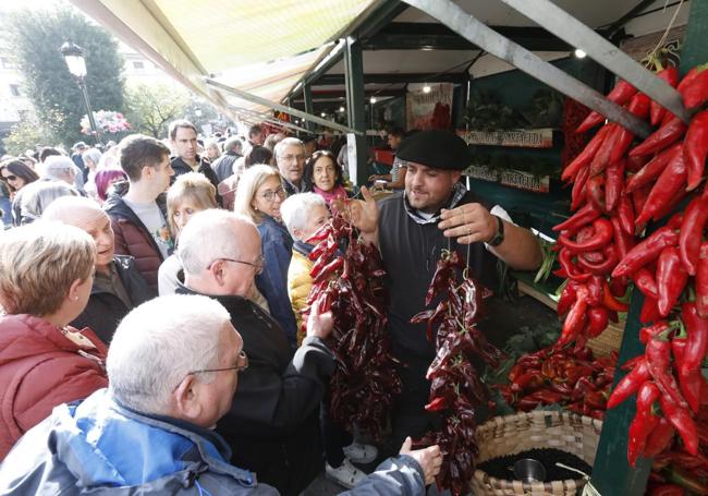 En los puestos de productos locales se disfrutaba de un buen ambiente.