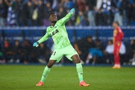 Owono celebra un triunfo del Alavés.