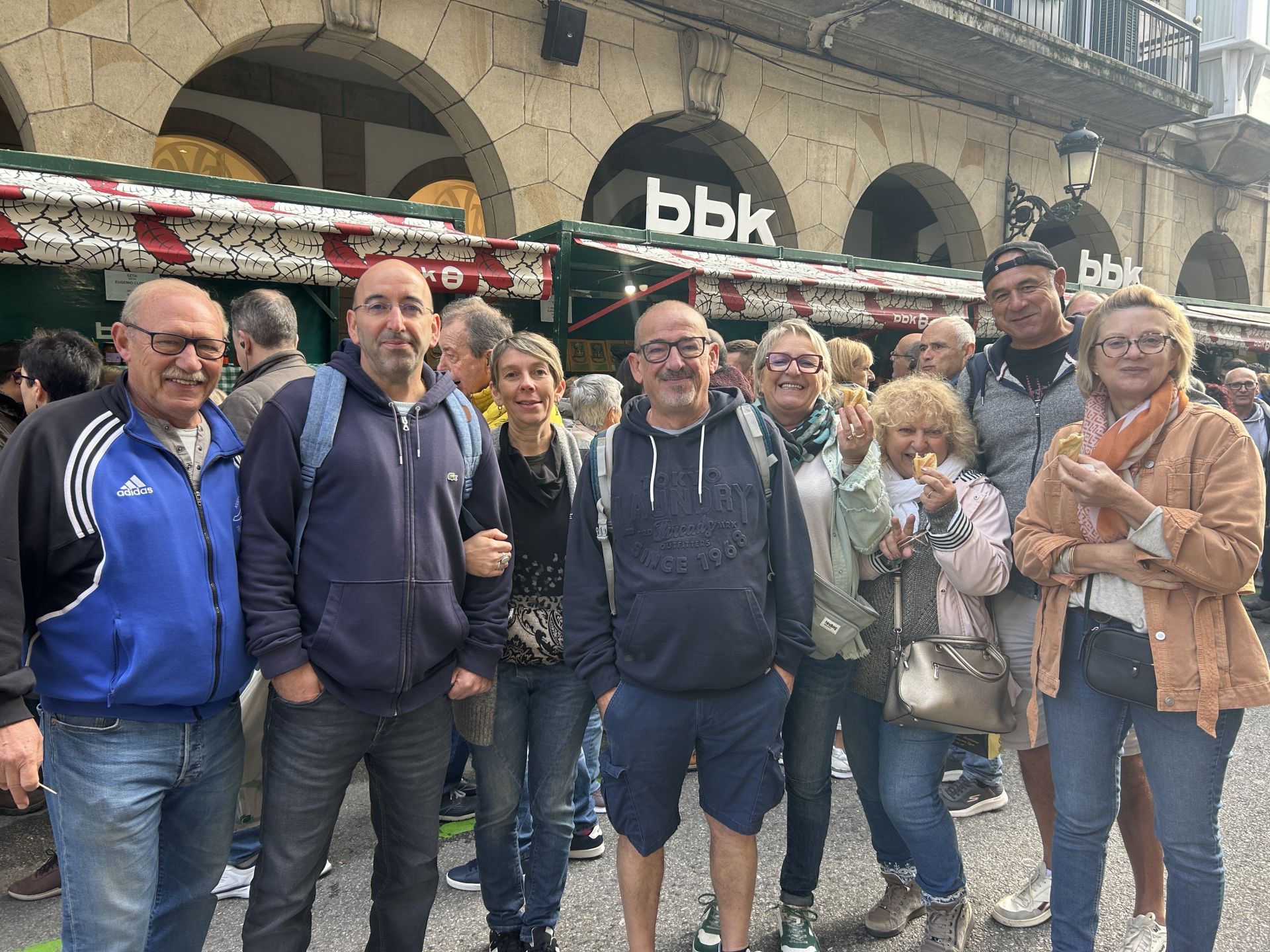 Un grupo de ocho amigos franceses disfrutan del Último Lunes de Gernika. «Somos de Toulouse y viajamos siempre juntos. Hemos venido a pasar unos días de vacaciones y nos hemos animado. Nos encanta el ambiente, la comida y la tradición. El bocata de jamón con pimiento está buenísimo».