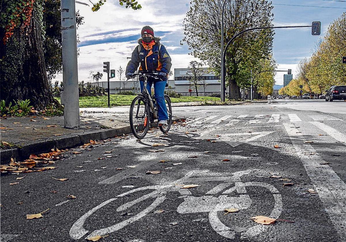 Una usuaria circula por un carril bici de la zona industrial de Vitoria.