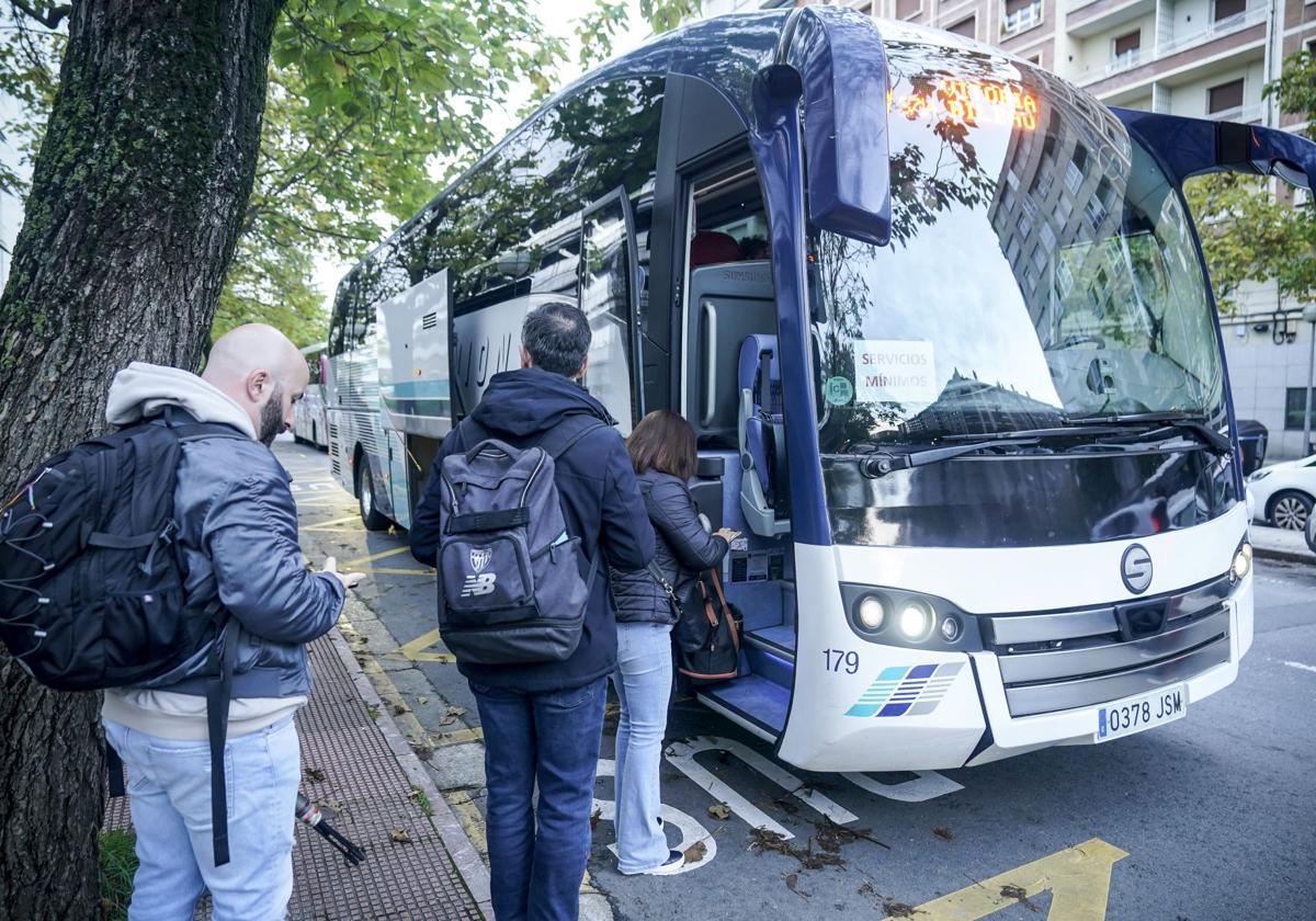 La huelga del transporte de viajeros en Álava, en imágenes