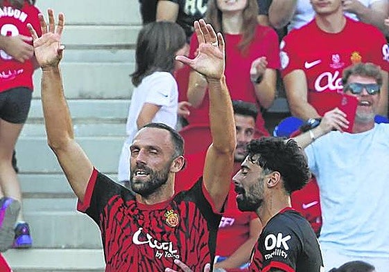 Muriqi celebra un gol. Ya es un ídolo en Son Moix.