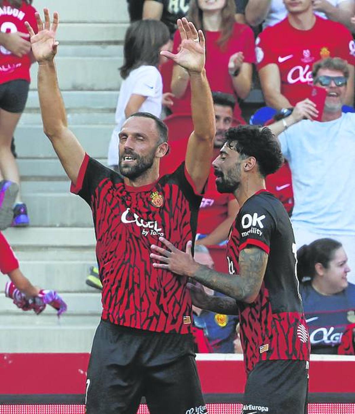 Muriqi celebra un gol. Ya es un ídolo en Son Moix.