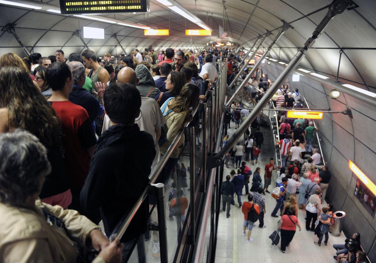 Cientos de personas abarrotan el metro durante la celebración de la Aste Nagusia, en una imagen de archivo.