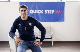 El corredor de Murgia participó en un acto en la sede de Quick Step en Asua.