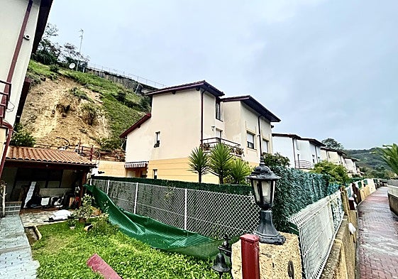 Las lluvias provocan un deslizamiento de tierra, afectando a dos chalets de la Urbanización Isuskiza, en Plentzia.