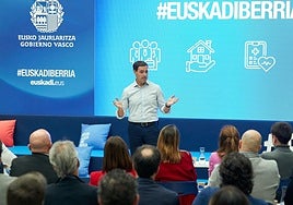 El lehendakari, Imanol Pradales, en una comparecencia este lunes en Lehendakaritza.