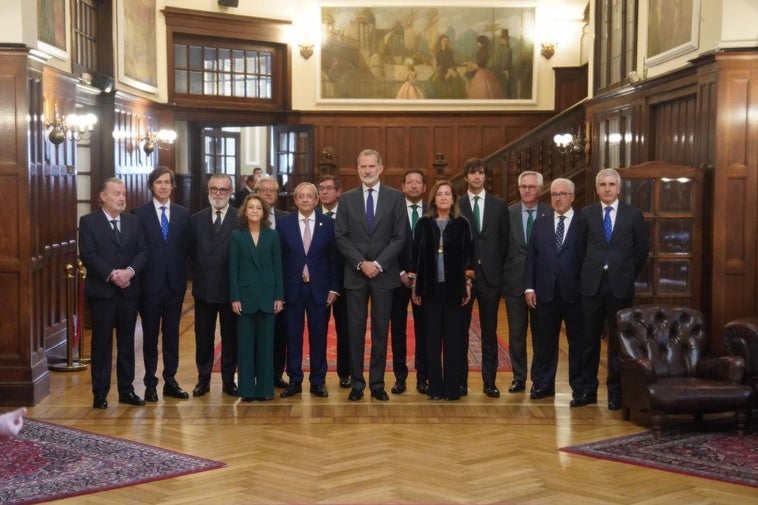 Foto de familia del Rey con la directiva de la Bilbaina.