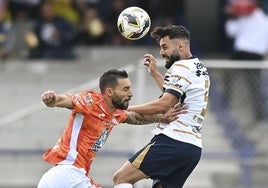 Duarte, con la camiseta de Pumas, cabecea el balón ante el también exalbiazul Borja Bastón, del Pachuca.