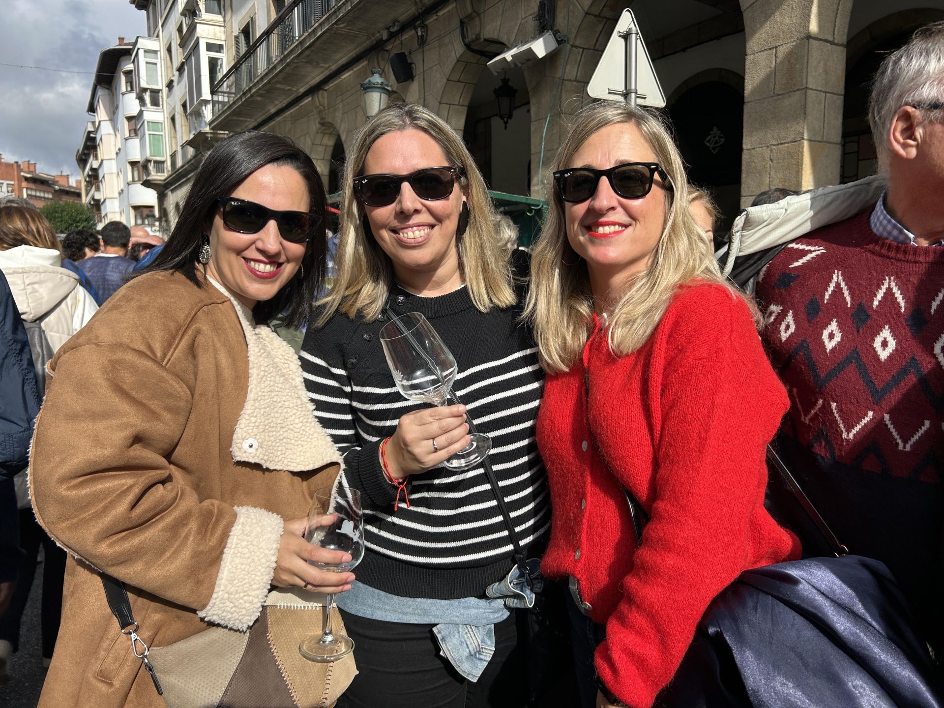 Estibaliz, Jenni y Leire, de Bilbao y Larrabetzu. «Hemos venido a primera hora para hacer unas compras: pan, foie, queso… Ahora toca dejarlo todo en el coche y probar otros productos y beber txakoli. Es un día para disfrutar con las amigas. Algunas venimos todos los años y otras hace tiempo que no venían, pero nos hace mucha ilusión estar aquí».