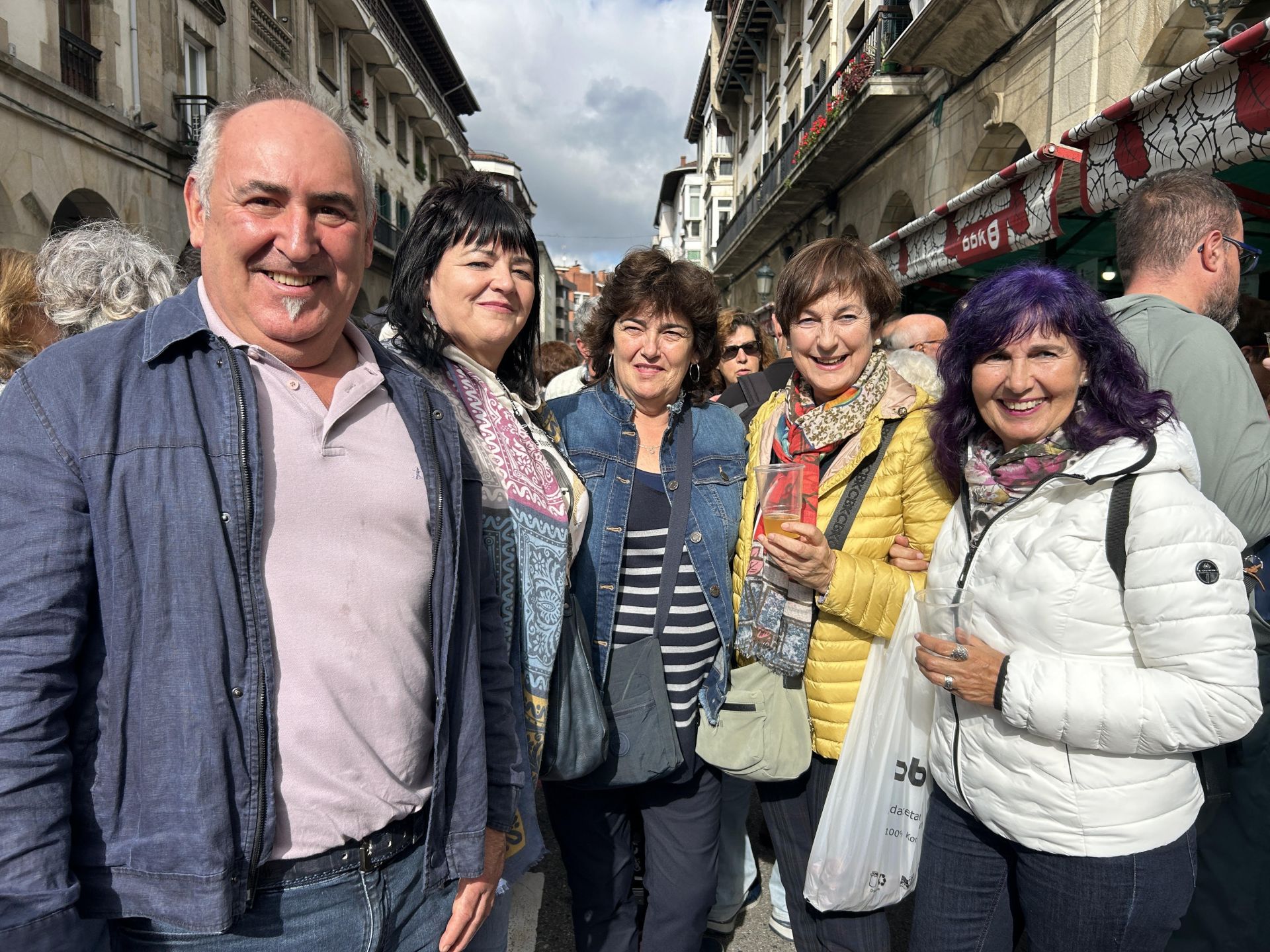 Juan Ignacio, Marijo, Isabel, Lina y Belén. De Markina. «Es un día para disfrutar con amigos y con familia pero, sobre todo, para reencontrarte con gente que hace mucho tiempo que no ves. Hay personas que no hemos visto en años. Hay muy buen ambiente y buenos productos, de kilómetro cero. Hay que mantener esta tradición».