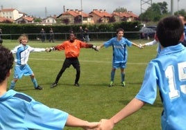 Owono, en su etapa de benjamines, celebrando una victoria junto a sus compañeros del Antiguoko.