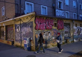 Grafitis emborronan una fachada de un edificio de Ariznabarra.