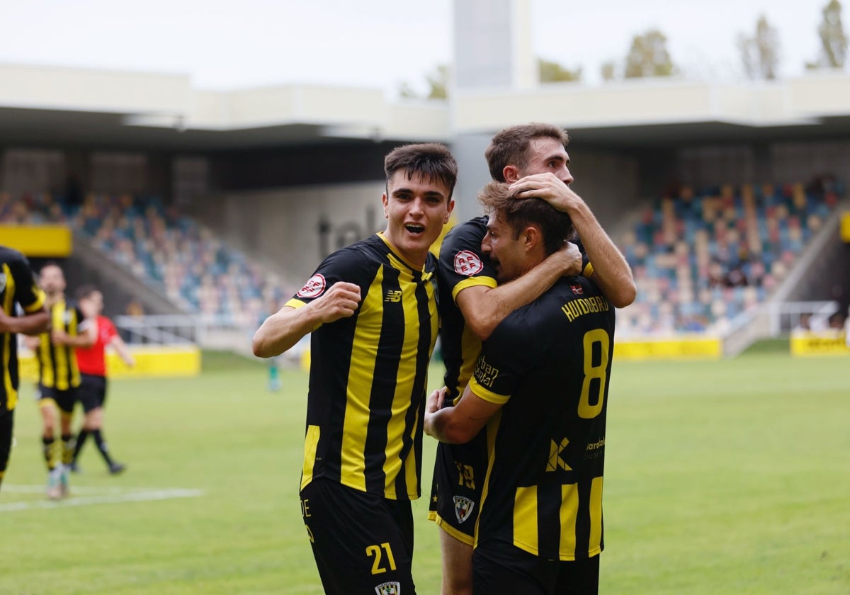 Kepa Uriarte, Julen Huidobro y Pablo Santiago celebran un gol del Barakaldo.