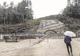 El emboquille del túnel que tenía que haberse empezado ya a horadar en Usansolo, en un tajo en el que no hay nadie