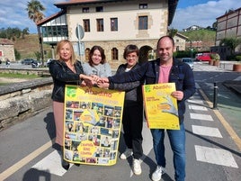 La teniente de alcalde, Edurne Maguregi (AIB), la presidenta de la Asociación de comerciantes de Abadiño (AME), Amaia Barandalla, la secretaria del colectivo, Lorea Iriondo, y el alcalde de Abadiño, Mikel Urrutia (EH Bildu) presentaron la campaña.