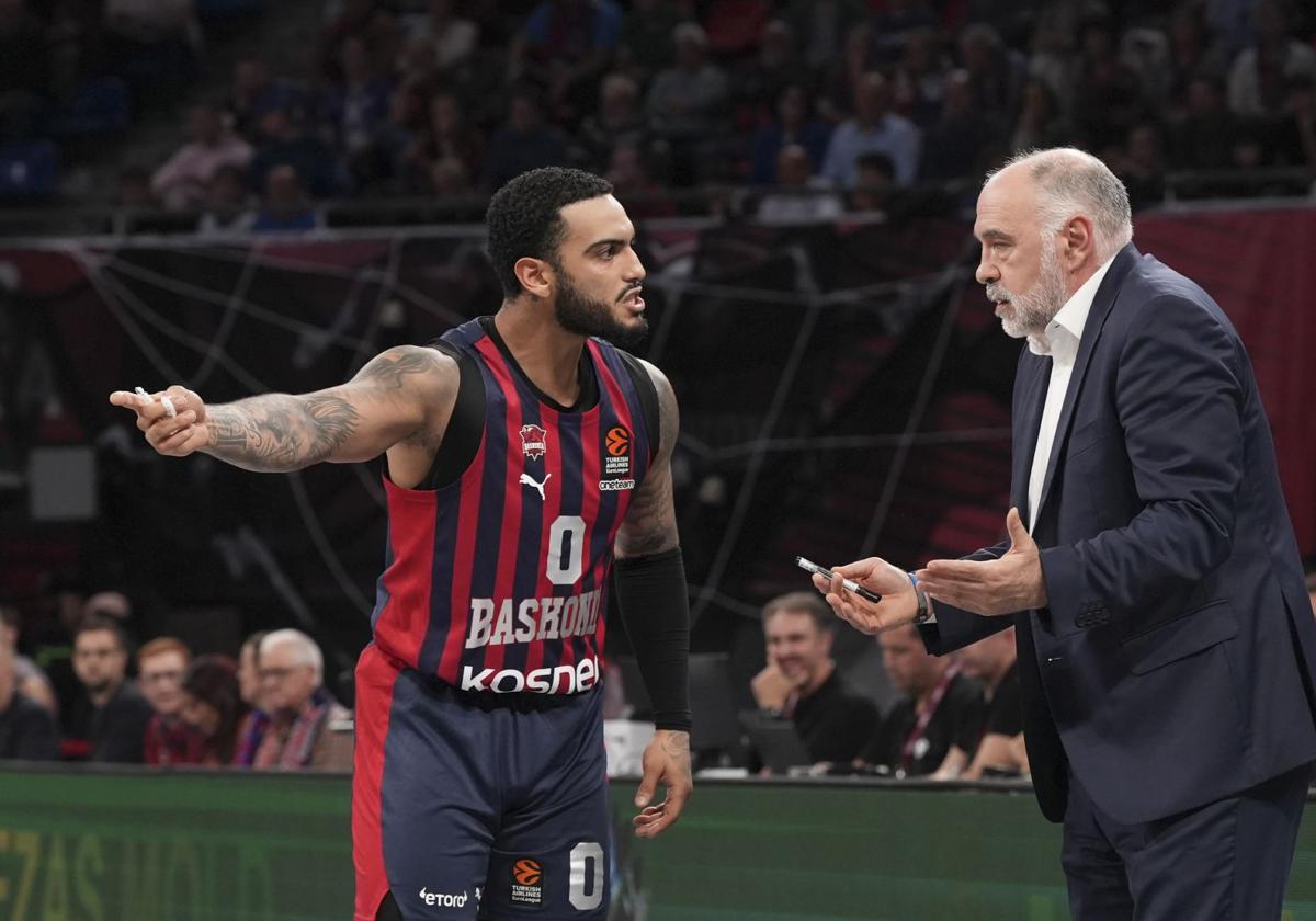 Laso dialoga con Howard durante el partido.