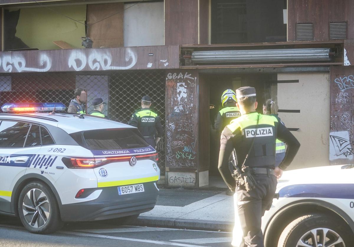 Operativo conjunto de la Policía Local y la Policía Nacional el pasado viernes en la lonja okupada de la calle Cruz Blanca.